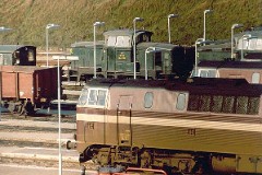 MT class (behind the MZ)  photographed in Fredericia, 1. May 1977.  Built by Frichs, Denmark in a number of 17. The class was put in service in 1958 - 1960. BO-BO. Maybach-Mercedes diesel engine 12-cyl. 491 hp. Max speed 90 km/h - 56 mph. Length 12 490 mm. Weight 52,1 metric tonnes.
